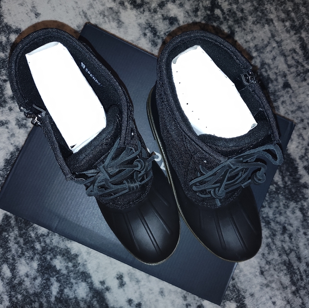 Stylish Black and Tan Sperry Winter Boots - Picture 4 of 7